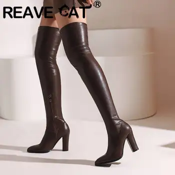 REAVE CAT Дизайн Дамски Еластични Обувки До Бедрата 57,5 см, с остри пръсти на Блок ток 10 см с Цип-Големи Размери 43 44 45 46 47 48 Секси Парти